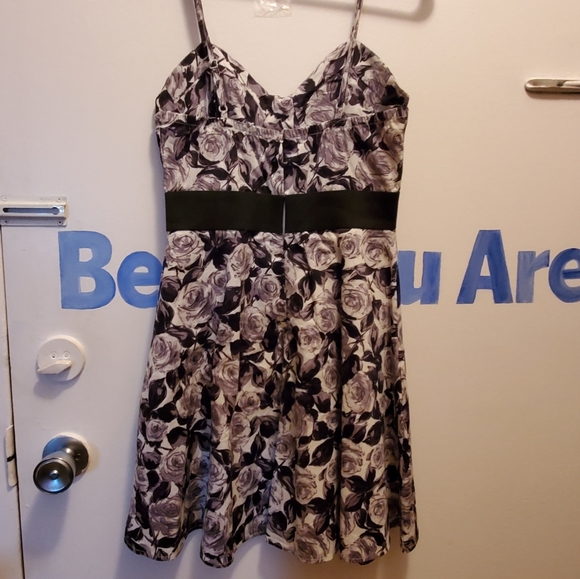 Rose pattern fit and flare dress - Picture 2 of 2